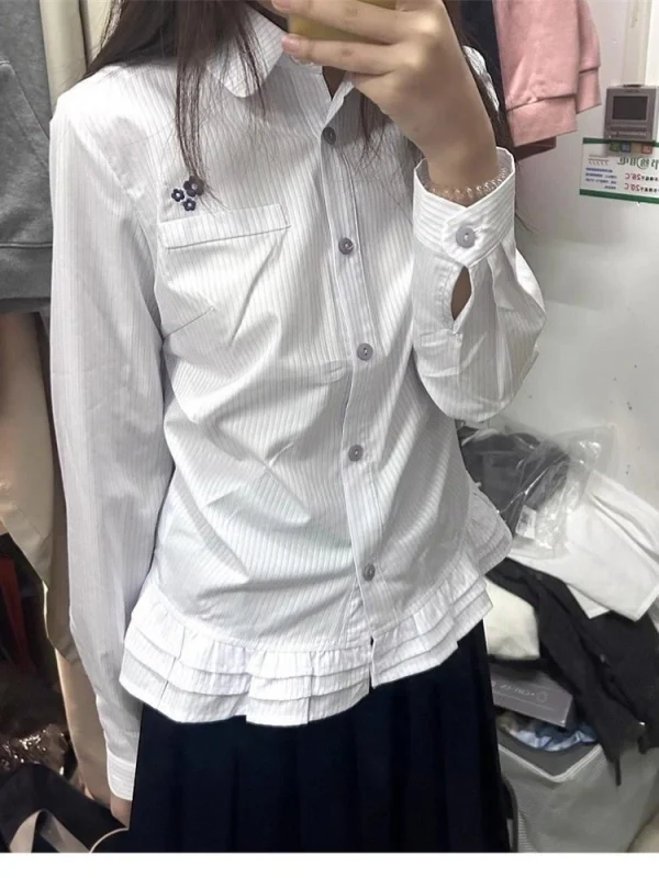 chemise blanche à rayures avec broderie